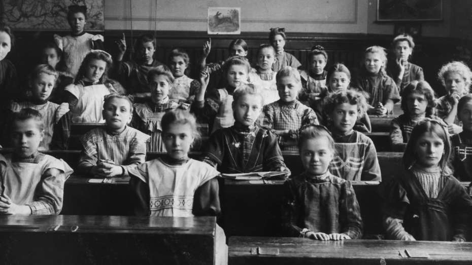 schwarz-weiß Foto, Blick in ein historisches Klassenzimmer mit Schülerinnen