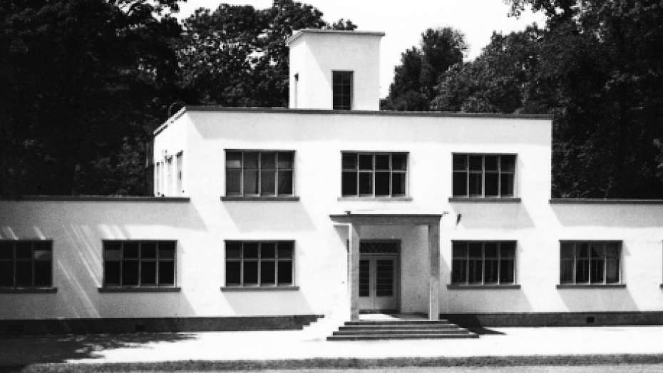 schwarz-weiß Foto eines langestreckten Gebäudes, das das Fröbelseminar in Mannheim beheimatete, um 1930