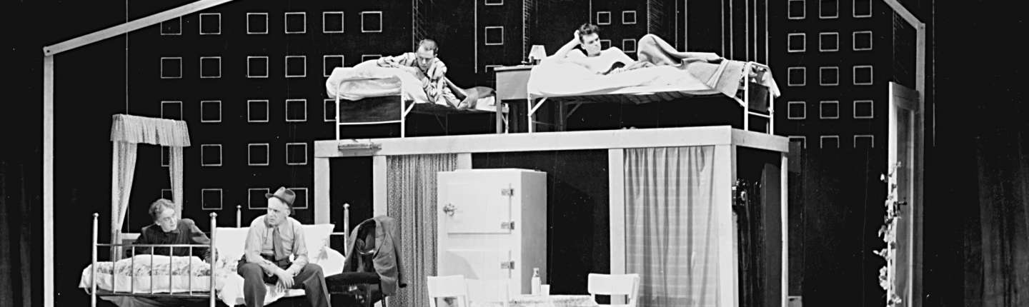 schwarz-weiß Foto des Bühnenbildes vom Theaterstück "Der Tod eines Handlungsreisenden", um 1950