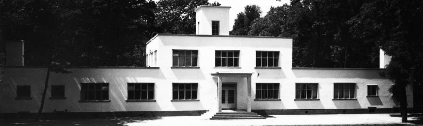 schwarz-weiß Foto eines langestreckten Gebäudes, das das Fröbelseminar in Mannheim beheimatete, um 1930