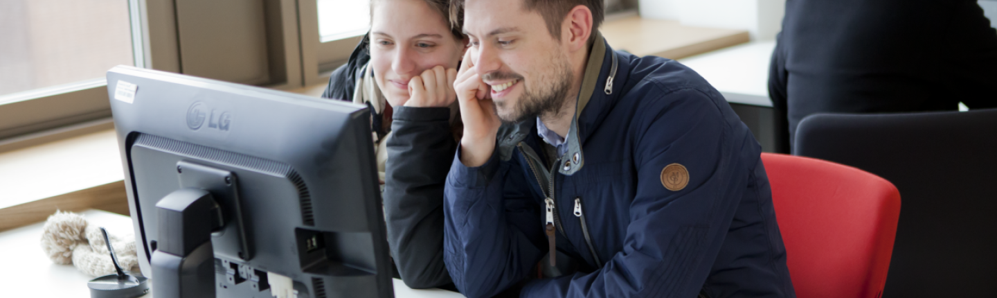 zwei Personen vor einem Computerbildschirm, die im Lesesaal des MARCHIVUM recherchieren