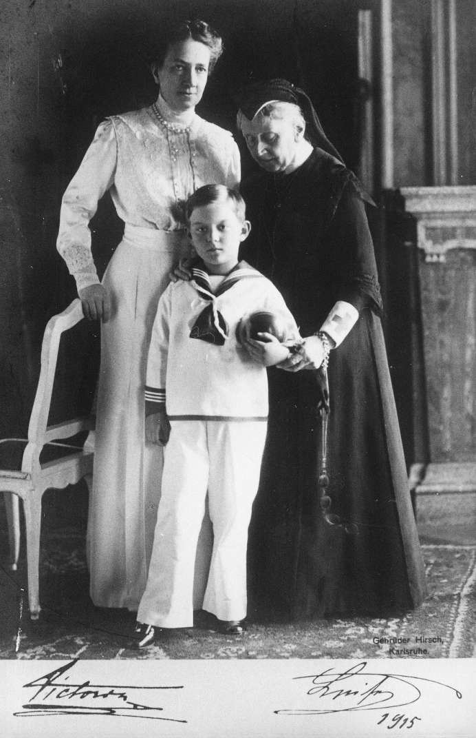 Luise von Baden mit ihrer Enkelin Viktoria, 1915