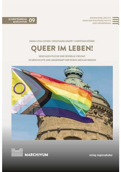 Cover illustration: Cover der Schrift "Queer im Leben!" im typischen weiß-grauen Design der MARCHIVUM-Schriftenreihe und der wehenden Regenbogenfahne vor dem Wasserturm.
