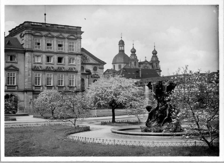 schwarz-weiß Bild vom Schloss, Ehrenhof mit Monumentalbrunnen und Teil des westlichen Ehrenhofflügels, um 1920