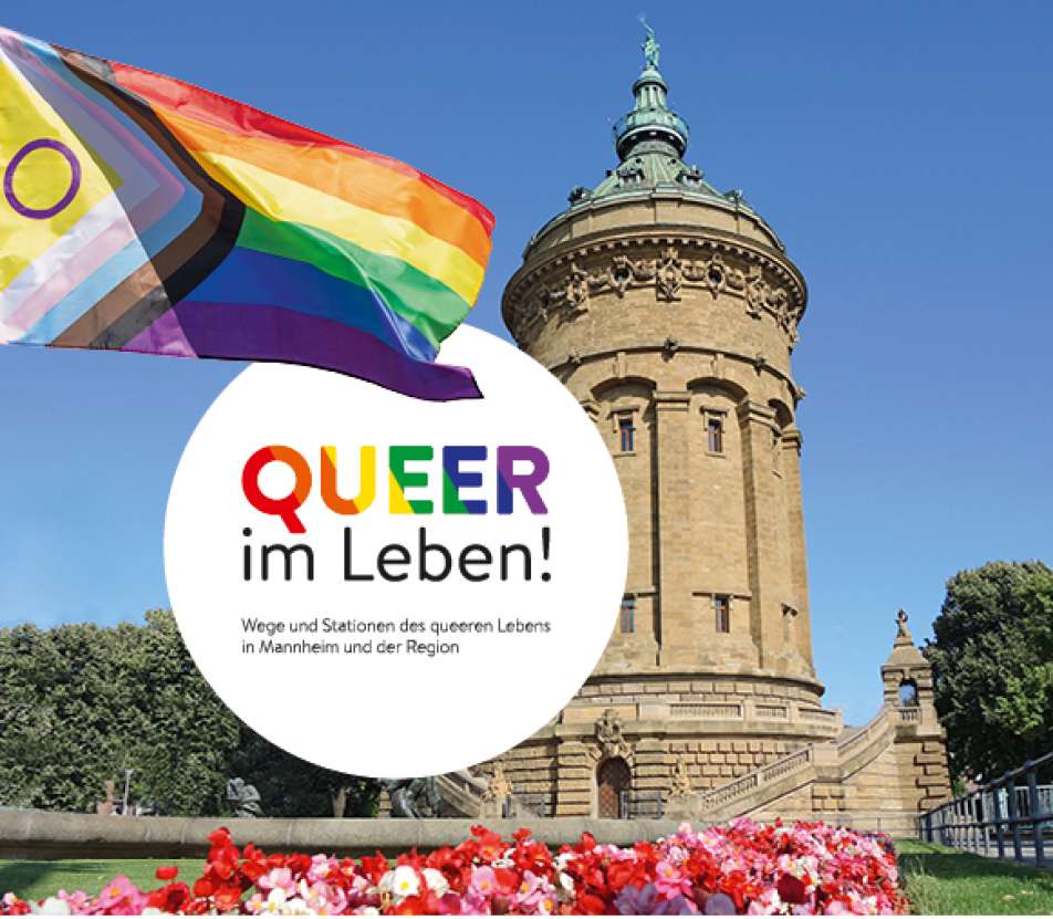 farbiges Keyvisual der Ausstellung "Queer im Leben", das den Wasserturm in Mannheim zeigt. Davor weht eine Regenbogenflagge
