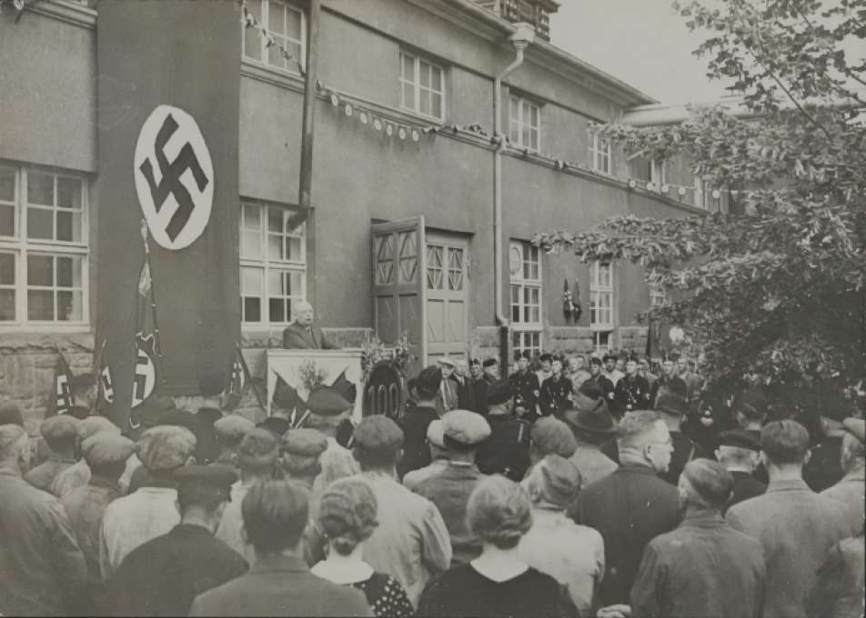 Jakob Bühler, Direktor der Zuckerfabrik Waghäusel und Südzuckervorstand, bei Ansprache der 100-Jahrfeier der Zuckerfabrik Waghäusel 1937