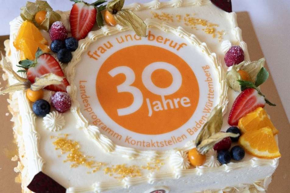 farbiges Bild von einer Torte, auf der "30 Jahre" steht