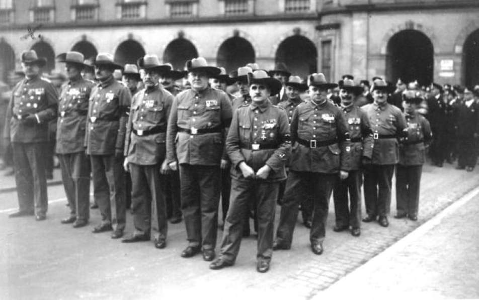 schwarz-weiß Foto von Männern in Uniform, die im Schlosshof stehen und dem Kolonial-Militär-Verein Mannheim und Umgebung angehören, 1939